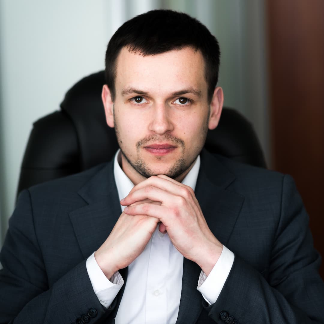 man in suit sitting vr53qqn.jpg